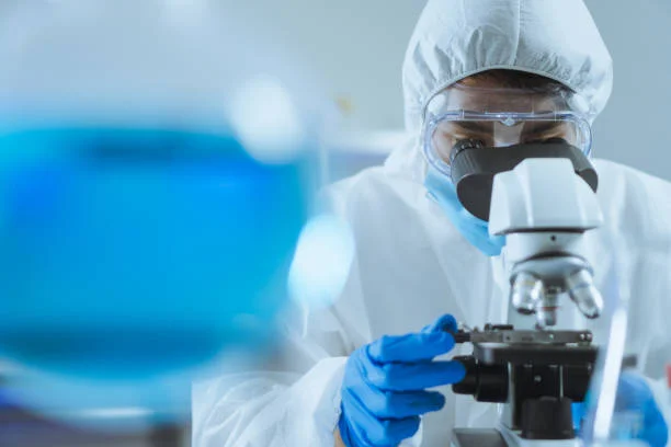 A laboratory expert doing quality controls.